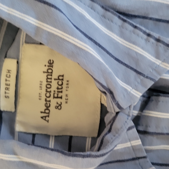 Lot of 4 A&F, Hollister dress shirts - Picture 6 of 7